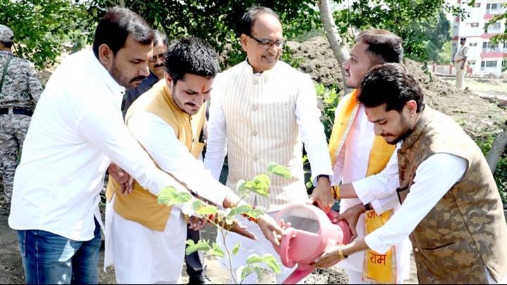 मुख्यमंत्री श्री चौहान के साथ पौधे लगा कर मनाया जन्म-दिन